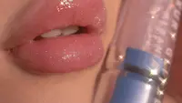 Pesona Tren Glazed Lips yang Dipopulerkan Hailey Bieber, Begini Cara Dapatkan Hasil Bibir Mengilap Bak Kaca