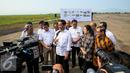 Presiden Joko Widodo memberikan keterangan pers usai meninjau Bandara Internasional Kertajati di Majalengka, Jawa Barat, Kamis (14/1). Bandara ini memiliki desain panjang runway 3.000 meter dan lebar 60 meter. (Liputan6.com/Faizal Fanani)