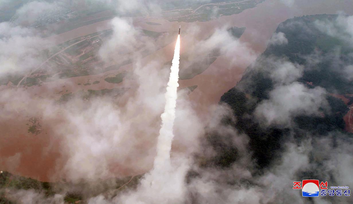 <p>Rudal balistik antarbenua Hwasong-18 diluncurkan dari lokasi yang dirahasiakan di Korea Utara. (KCNA VIA KNS / AFP)</p>