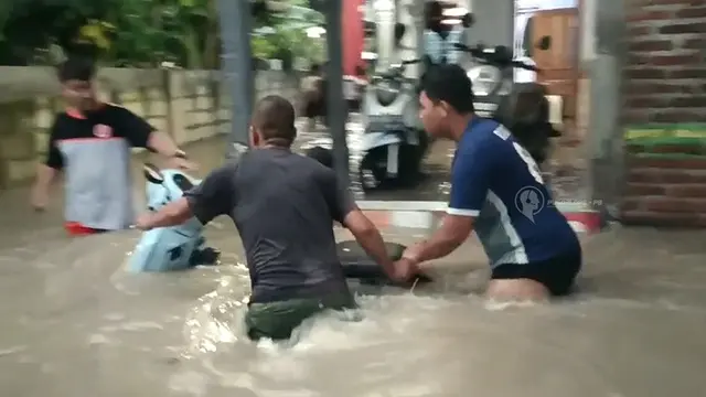  Usai hujan deras, air banjir merendam puluhan rumah di Madiun 