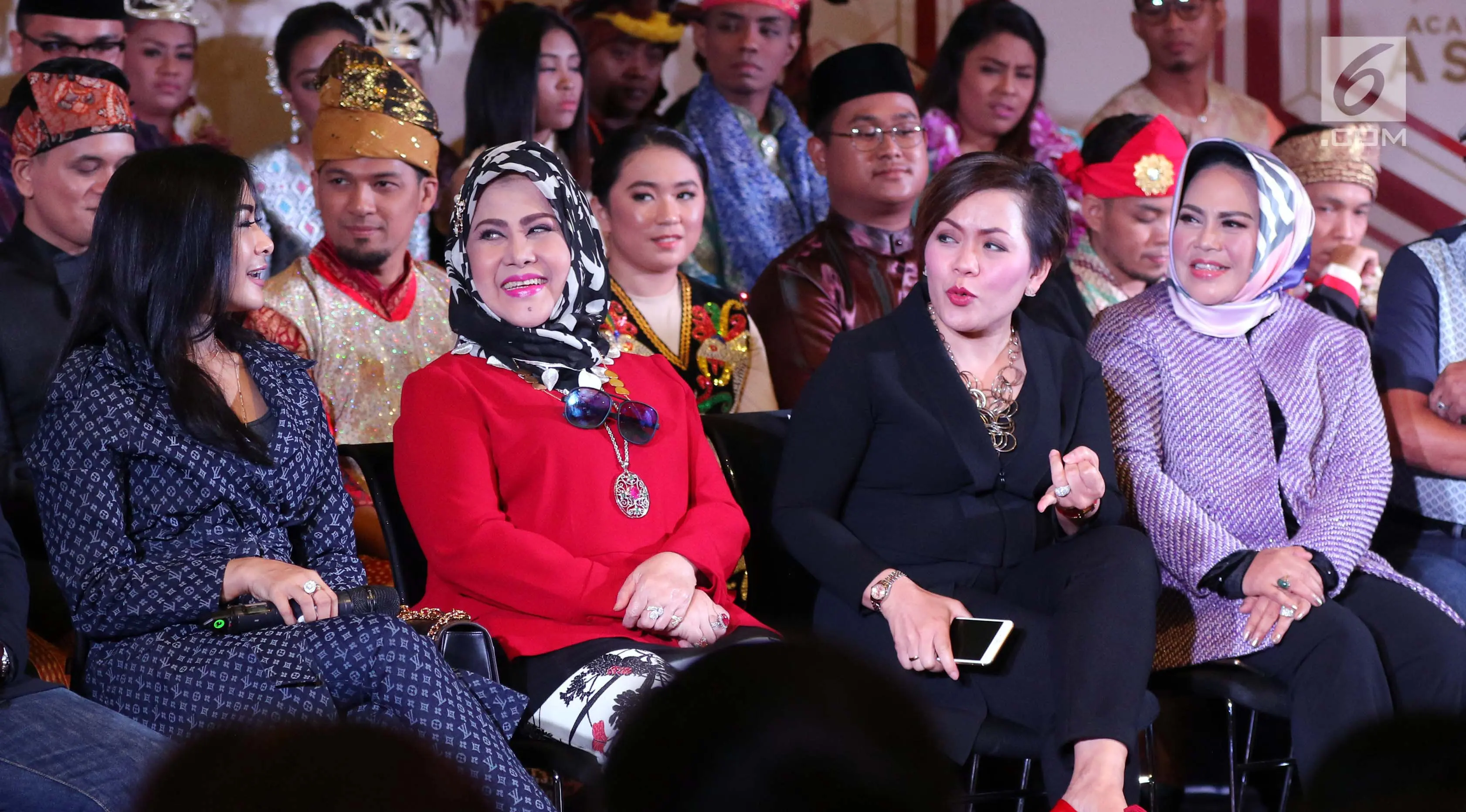 Sejumlah pedangdut senior seperti Elvy Sukaesih, Hetty Koes Endang, Iis Dahlia bersama Direktur Programming SCTV, Harsiwi Achmad dalam acara konfrensi pers Dangdut Academy Asia 3. (Helmi Afandi/Liputan6.com)