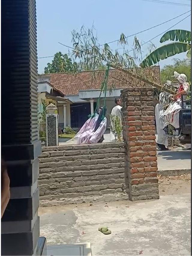 Viral Sekelompok Pemuda Cosplay Jadi Keluarga Kuntilanak, Asyik Main di Pohon