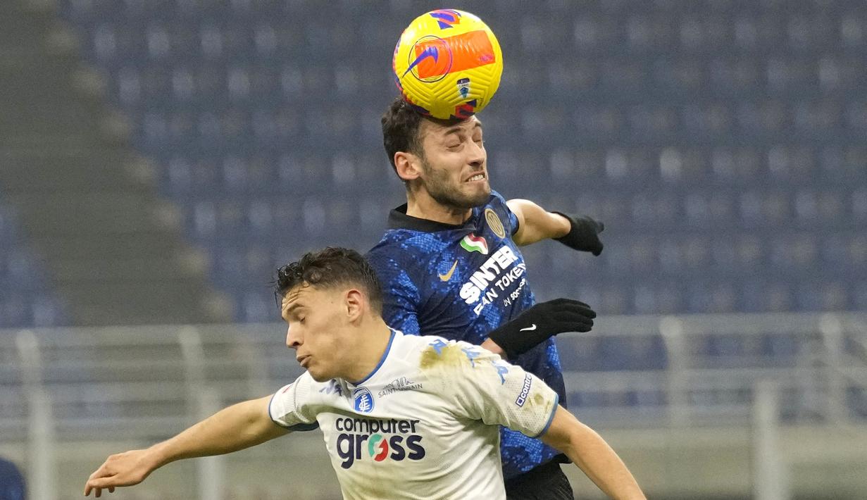 Berada dalam kondisi tertinggal membuat Inter mengurung habis pertahanan Empoli di sisa laga. Hasilnya, Ranocchia pun sukses mencetak gol di masa injury time untuk memaksa skor menjadi imbang 2-2. (AP/Antonio Calanni)