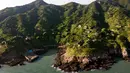 Pemandangan sejumlah rumah yang ditutupi tumbuhan di Houtouwan di pulau Shengshan, provinsi Zhejiang, China (1/6). Dulu penduduk di tempat ini ada sekitar 2.000 orang, namun kini tinggal segelintir saja. (AFP/Johannes Eisele)