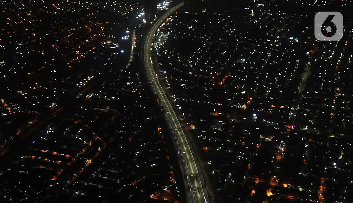 Suasana akses masuk tol layang Jakarta-Cikampek yang ditutup di Bekasi, Jawa Barat, Jumat (24/4/2020). Akses transportasi mobil pribadi dan bus angkutan penumpang dari tol Jakarta Cikampek menuju Karawang ditutup mulai Jumat (24/4/2020) jam 00.00 WIB. (Liputan6.com/Herman Zakharia)
