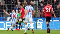Gelandang Huddersfield, Aaron Mooy melakukan tendangan yang akhirnya berbuah gol saat pertandingan melawan Manchester United dalam Liga Inggris di stadion John Smith di Huddersfield (21/10). Huddersfield menang 2-1 atas MU. (Nigel French / PA via AP)