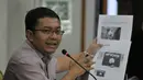 Jemaat HKBP Filadelfia Monang Manurung menunjukkan bukti saat melakukan pertemuan di Gedung DPP PKB, Jakarta, Kamis (28/8/2014) (Liputan6.com/Johan Tallo)