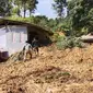 Jalan penghubung Sukabumi dengan Kabupaten Bogor melalui jalur alternatif Leuwiliang - Cikidang, masih terputus akibat tertutup material longsor pada Rabu malam (22/6/2022).