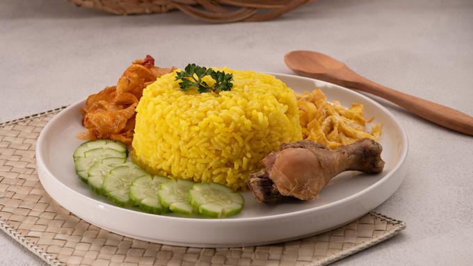 Cara Masak Nasi Kuning yang Gurih, Pulen, dan Wangi Hanya Menggunakan Rice Cooker, Lengkap dengan Menu Pendamping!