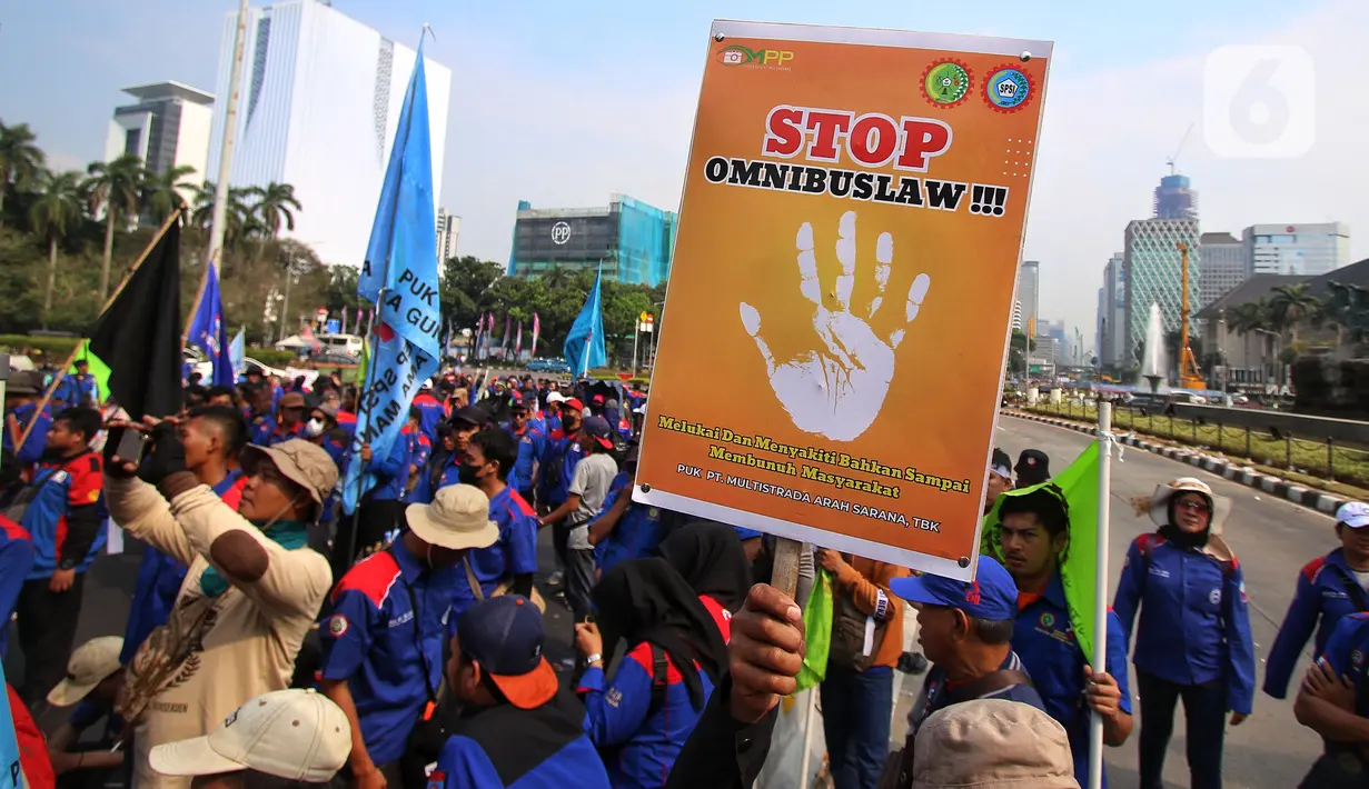 Massa buruh menggelar aksi demo di kawasan Patung Kuda, Jakarta Pusat, Kamis (14/9/2023). (Liputan6.com/Angga Yuniar)