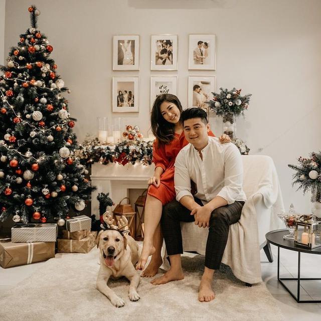 Jarang Tersorot, Ini 6 Potret Mesra Chef Arnold dan Istri