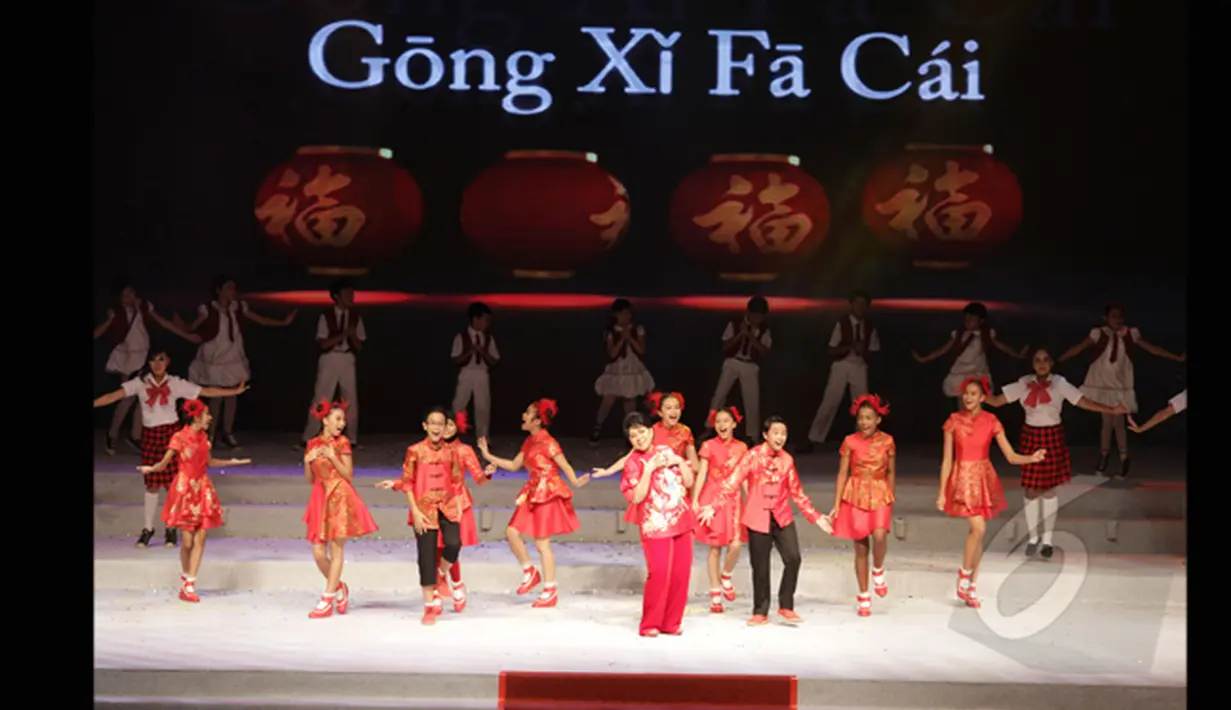 Artis Titiek Puspa bernyanyi dalam perayaan Cap Go Meh Bersama 2015 di Arena JIExpo Kemayoran, Jakarta, Senin (3/2). Perayaan Cap Go Meh 2015 mengambil tema Bersama Membangun Indonesia, Indonesia Satu, Indonesia Jaya. (Liputan6.com/Faizal Fanani)