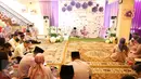 Suasana syukuran aqiqah anak ke 2 dari pasangan Nindy dan Askara, Jakarta, Sabtu (21/1). Pelantun 'Hati Cuma Satu' itu menggelar syukuran kelahiran anak keduanya, Akifa Dhinara Parasady Harsono. (Liputan6.com/Herman Zakharia)