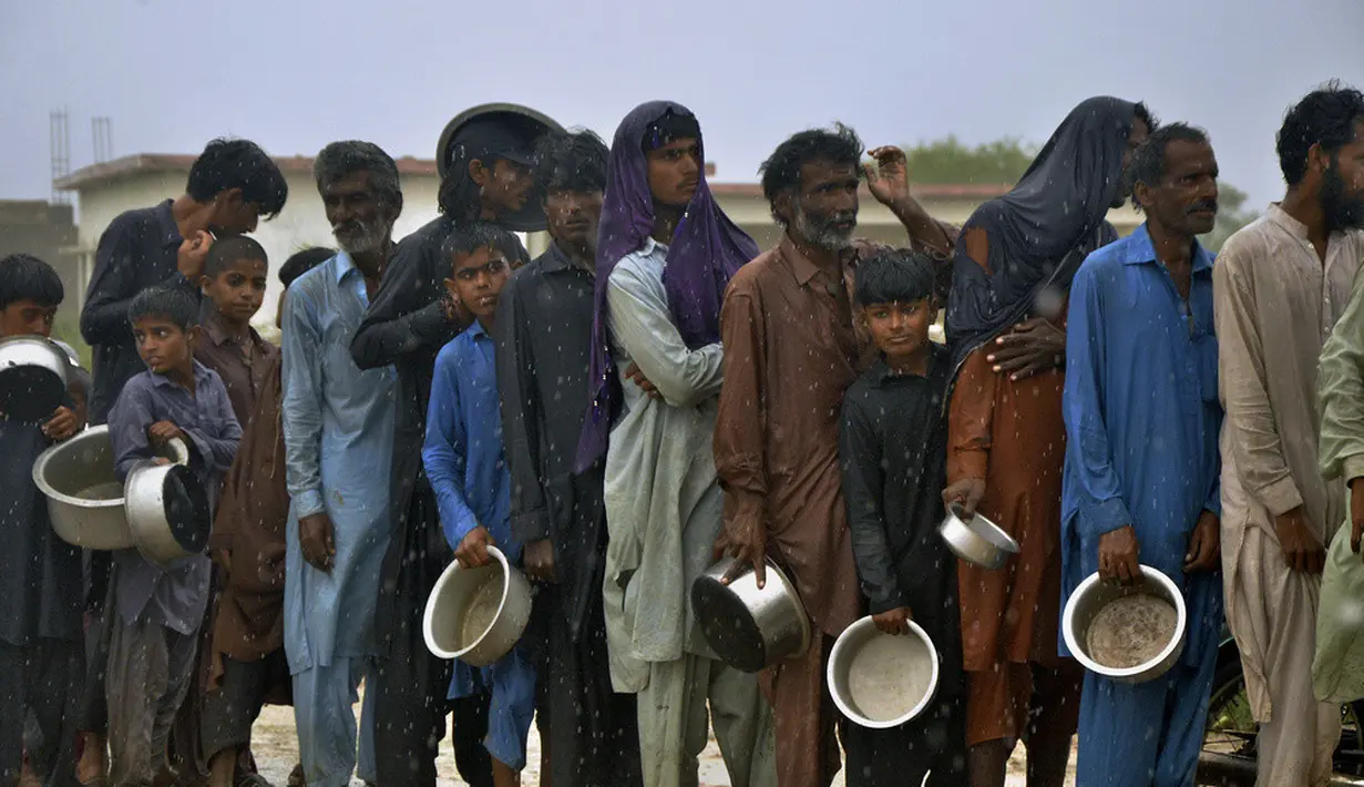 <p>Lebih dari 170.000 orang di India dan Pakistan telah dievakuasi dari jalur Topan Biparjoy sebelum badai itu diperkirakan mendarat. Badan perkiraan cuaca memperingatkan bahwa Topan Biparjoy - yang berarti bencana dalam bahasa Bengali - dapat menghancurkan rumah dan tanaman yang dilaluinya. (AP Photo/Pervez Masih)</p>