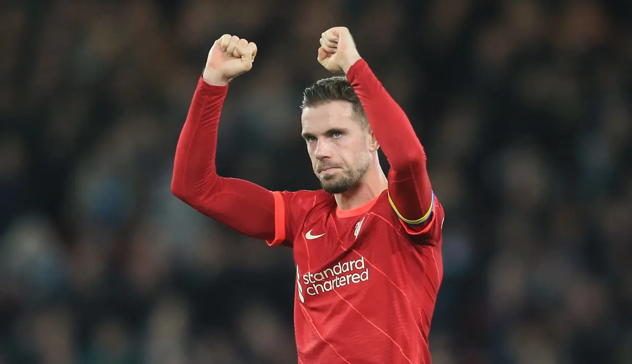 <p>Banyak orang mengira Jordan Henderson merupakan jebolan akademi klub karena telah menghabiskan waktu yang lama dengan Liverpool. Padahal, ia merupakan rekrutan dari Sunderland. Henderson kini telah menjelma menjadi salah satu pemain penting bahkan dipercaya sebagai kapten. (AFP/Lindsey Parnaby)</p>