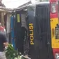 Truck Brimob terguling di Mojokerto (Liputan6.com/Dian Kurniawan)