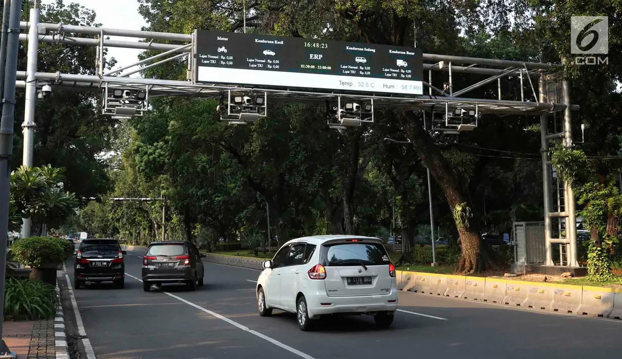 Kendaraan melintas di bawah rambu sistem ERP di Jalan Merdeka Barat, Jakarta, Kamis (14/2). Plt Kepala Dishub DKI Jakarta Sigit Wijatmoko mengatakan pihaknya tengah menyiapkan rancangan peraturan daerah untuk ERP tersebut. (Liputan6.com/Immanuel Antonius)