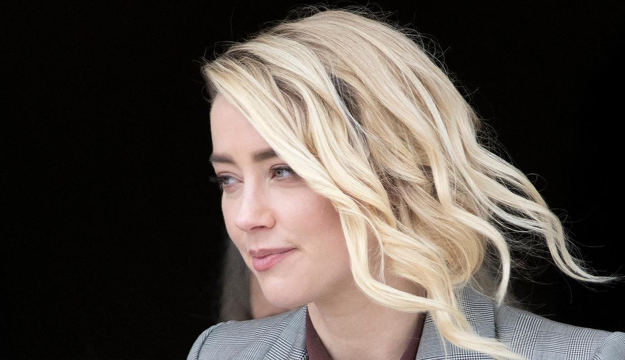 Aktris Amber Heard pergi usai persidangan di Fairfax County Court, Fairfax, Virginia, Amerika Serikat, 26 Mei 2022. Setelah menggunakan algoritma yang sama, ditemukan selebriti lain seperti aktris sekaligus model Emily Ratajkowski memiliki bibir paling indah, Kim Kardashian memiliki alis terbaik, dan penyanyi Selena Gomez dinilai sangat seksi. (Brendan Smialowski/AFP)