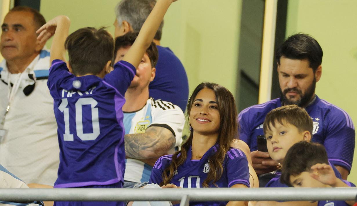 Istri Lionel Messi, Antonella Roccuzzo, bersama keluarganya menyaksikan laga Piala Dunia antara Argentina melawan Australia di Stadion Ahmad Bin Ali, Doha, Qatar (3/12/2022). (AFP/Odd Andersen)
