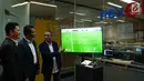 Dirut IndosatM2 Hari Sukmono, Dirut MTV Rachmat Akbari, Dirut Mediatama Anugrah Citra Kwe Junus Koswara menyaksikan layanan televisi lewat internet di Jakarta (22/5). Tiga layanan televisi GIG, Nexmedia dan Skynet meluncurkan nexGIG. (Liputan6.com/HO/Eko)