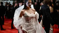 Model AS,Julia Fox tiba untuk pemutaran film "The Idol" selama Festival Film Cannes edisi ke-76 di Cannes, Prancis selatan, pada 22 Mei 2023. (Photo by CHRISTOPHE SIMON / AFP)
