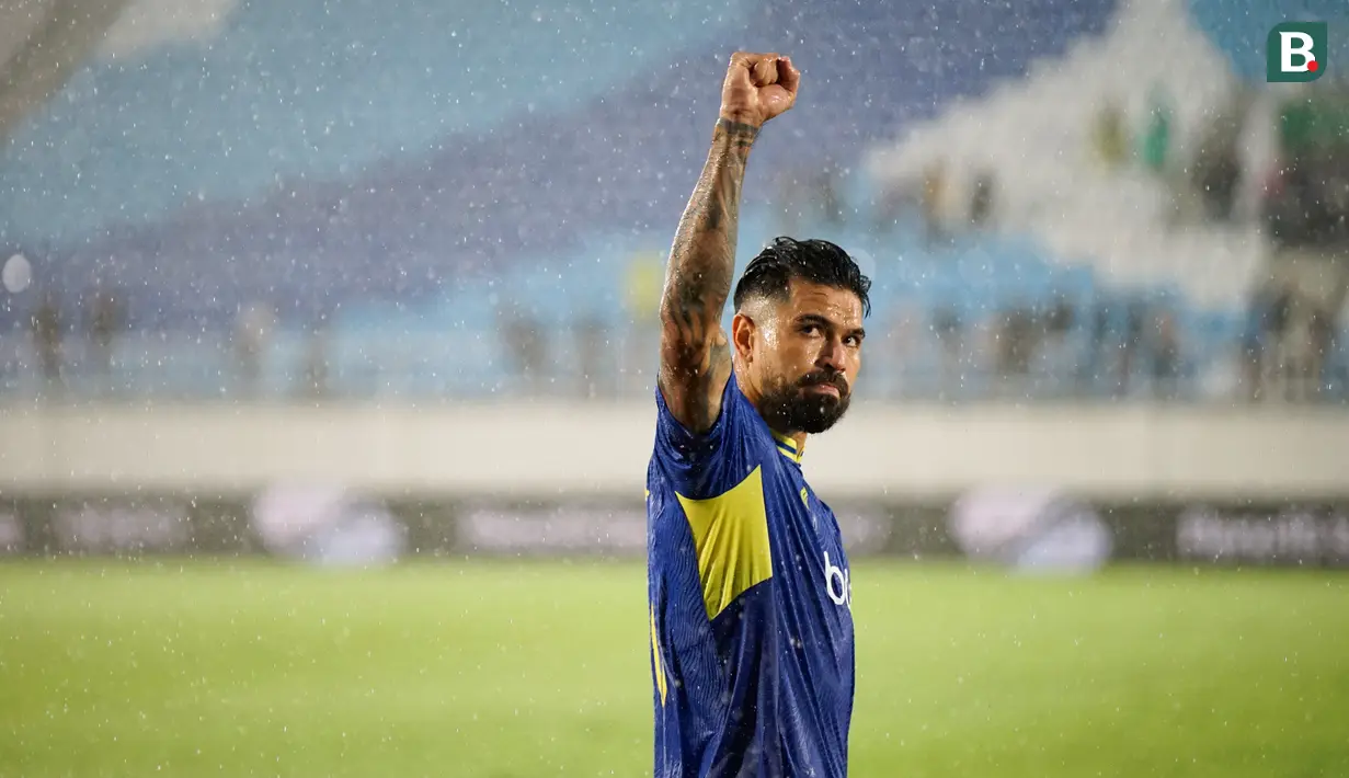 Kapten Arema FC, Julian Guevara berselebrasi kepada Aremania usai mengalahkan Persik Kediri di Stadion Kanjuruhan, Malang, Minggu (11/1/2026). (Bola.com/iwan Setiawan)