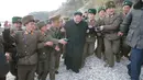 Foto yang dirilis kantor berita KCNA di Pyongyang pada Jumat (11/11), Pemimpin Korea Utara Kim Jong Un saat melakukan inspeksi di sebuah detasemen pertahanan di Pulau Mahap, sektor depan Korea Utara. (REUTERS/KCNA)
