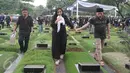 Penyanyi Ashanty dan Anang Hermansyah bergandengan tangan usai prosesi pemakaman sang ibunda, Ratu Farida, di TPU Jeruk Purut, Jakarta, Senin (7/11). Menurut kabar, ibunda Ashanty meninggal setelah jatuh dari kamar mandi. (Liputan6.com/Herman Zakharia)