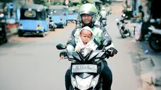 Tajudin harus membawa kedua anaknya saat menarik ojek. Setelah istrinya pergi, Ia harus mengurus anak-anaknya sendiri.