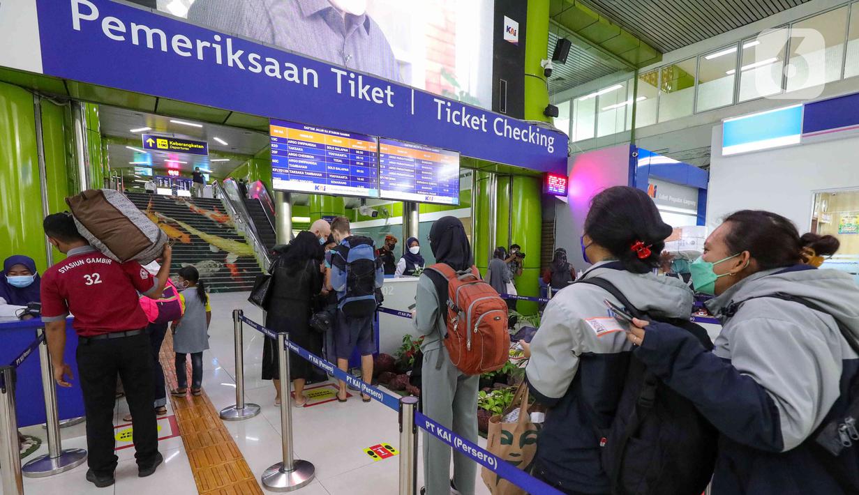 <p>Calon penumpang kereta api tiba di Stasiun Gambir, Jakarta, Jumat (22/4/2022). Stasiun Gambir per Jumat (22/4/2022). Adapun Volume penumpang berangkat sebanyak 6.300 atau 41 persen dari total Tempat Duduk yang tersedia sebanyak 15.506. (Liputan6.com/Herman Zakharia)</p>