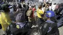 Polisi bentrok dengan pelajar di luar Parlemen Afrika Selatan di Cape Town, Rabu (21/10). Polisi anti huru hara menembakkan gas airmata kepada ratusan pelajar yang berdemonstrasi menentang rencana kenaikan uang sekolah. (REUTERS/Mark Wessels)