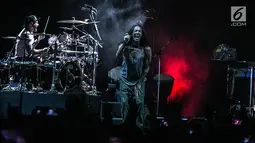 Aksi panggung band Incubus asal Amerika Serikat saat menggelar konser di Jakarta, Rabu (7/2). Konser musik ini bertajuk Incubus Live In Jakarta. (Liputan6.com/Faizal Fanani)