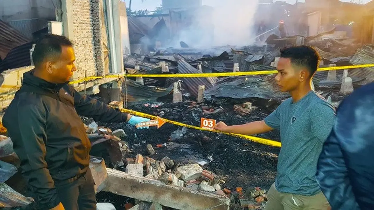 Polisi di Rokan Hilir melakukan olah tempat kejadian perkara kebakaran rumah yang menewaskan ibu dan anak.