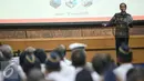 Presiden Joko Widodo memberikan paparan usai penandatanganan 12 Kontrak Kegiatan Strategis Kemenhub 2016, Jakarta, Senin (18/1). (Liputan6.com/Faizal Fanani)