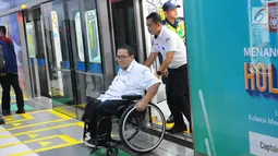 Penyandang disabilitas usai menaiki kereta MRT di Jakarta, Kamis (21/3). Dalam kesempatan tersebut mereka dapat menikmati fasilitas yang di sediakan untuk disabilitas. (Liputan6.com/Angga Yuniar)