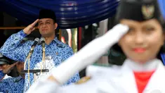 Mendikbud Anies Baswedan menjadi pembina upacara peringatan Hari Guru di Jakarta, Senin (25/11/2014). (Liputan6.com/Johan Tallo)
