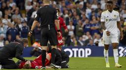 Karena cedera yang parah, Elliott pun mesti ditandu keluar lapangan. Sementara Pascal Struijk harus rela diusir wasit usai mendapat kartu merah. (Foto:AP/Rui Vieira)