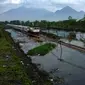Setelah enam hari lumpuh akibat banjir, jalur Porong-Tanggulangin di Sidoarjo, Jawa Timur, akhirnya bisa dilewati kereta api. (Liputan6.com/Dian Kurniawan)