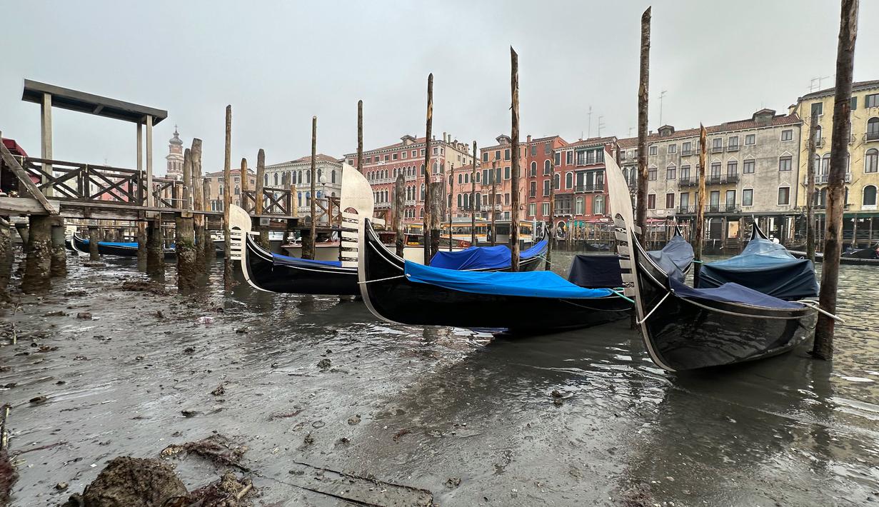 Gondola berlabuh di sepanjang kanal saat air surut di Venesia, Italia, 18 Februari 2023. Keringnya sejumlah kanal sekunder Venesia membuat gondola, taksi air, dan ambulans tidak dapat menavigasi beberapa kanal terkenalnya. (AP Photo/Luigi Costantini)