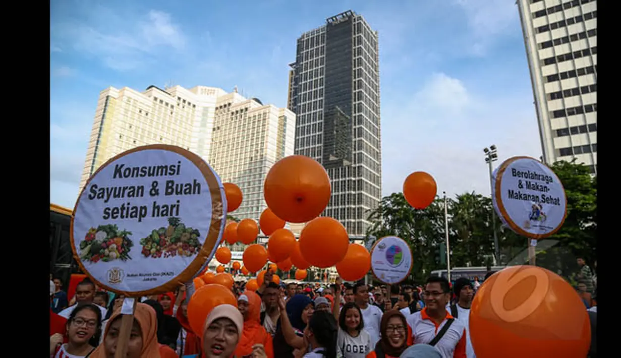 Massa yang tergabung dalam Ikatan alumni gizi (IKAZI) menggelar aksi memperingati Hari Gizi Nasional di kawasan Bundaran HI, Jakarta, Minggu (25/1/2015). (Liputan6.com/Faizal Fanani)