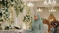 Model Gamis Warna Sage Green dengan Detail Brokat Floral untuk Akad Nikah. Gemini