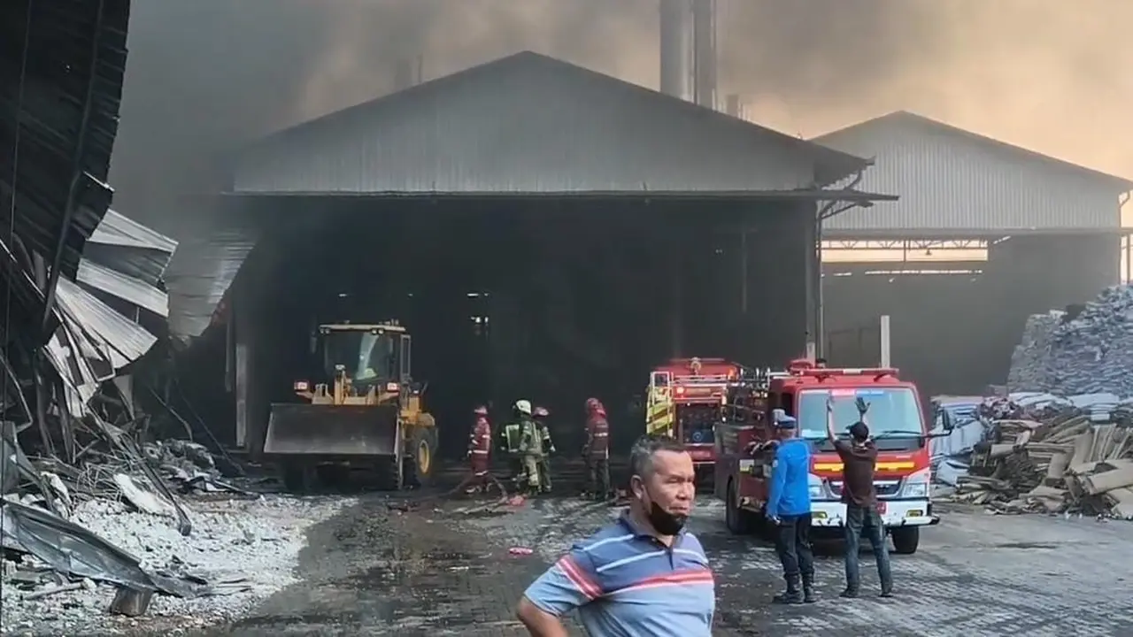 Kebakaran Pabrik Sendal Swallow di Medan.