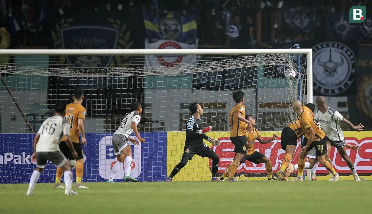 Pemain Persib Bandung, David Da Silva (kanan) berusaha mencetak gol dalam kemelut di depan gawang Bhayangkara FC dalam laga pekan pertama BRI Liga 1 2022/2023 antara Bhayangkara FC melawan Persib Bandung di Stadion Wibawa Mukti, Cikarang, Minggu (24/7/2022). (Bola.com/Ikhwan Yanuar)