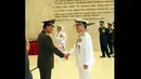 Panglima TNI Jenderal TNI Dr. Moeldoko berjabat tangan usai memberi penghargaan Bintang Jalasena Utama kepada Pangab Korea di Mabes TNI Cilangkap, Jakarta Timur, Selasa (20/01/2015). (Puspen TNI)