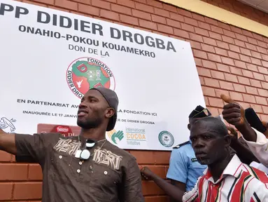 Bintang sepak bola asal Pantai Gading, Didier Drogba melakukan foto selfie saat membuka sekolah di Onahio, Pokou-Kouamekro, Pantai Gading, (20/1/2018).  Drogba menjadi salah satu sponsor utama untuk sekolah tersebut. (AFP/Sia Kambou)