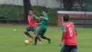 Fachruddin (kiri) mencoba menahan laju Irfan Bachdim pada sesi latihan di Lapangan Sekolah Pelita Harapan, Karawaci, Jakarta, (11/11/2016). (Bola.com/Nicklas Hanoatubun)