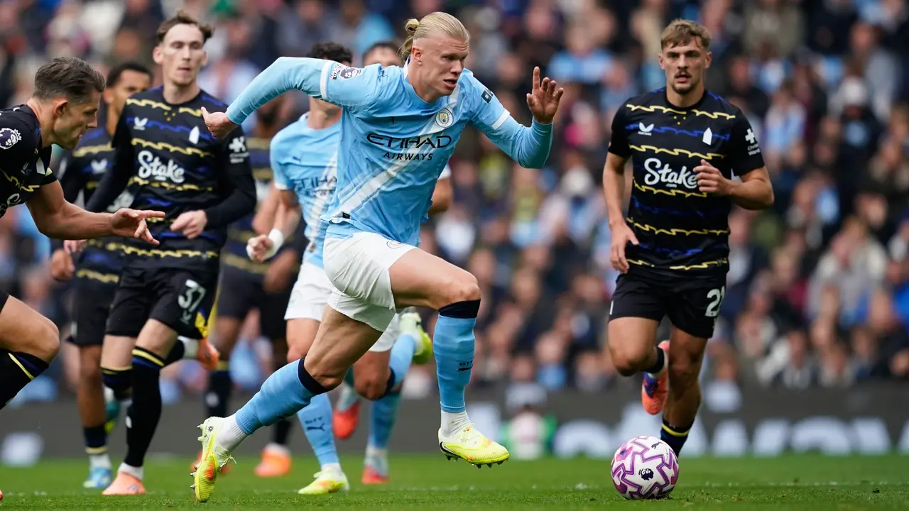 Aksi Erling Haaland di laga Manchester City vs Everton di pekan ke delapan Premier League 2025/2026 di Etihad Stadium, Sabtu (18/10/2025) malam WIB. (AP Photo/Dave Thompson)
