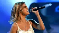 Penampilan Selena Gomez membawakan lagu "Wolves" di panggung American Music Awards 2017, Los Angeles, Minggu (19/11). Sejumlah pihak menuding penyanyi 25 tahun itu tampil lip sync di momen comeback yang harusnya spesial . (KEVIN WINTER/GETTY IMAGESAFP)