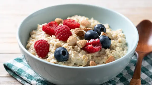 Ilustrasi oatmeal/freepik.com/ chandlervid85