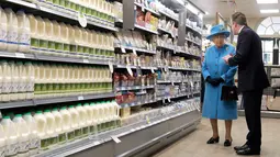 Direktur pemasaran pasar swalayan Waitrose, Rupert Thomas berbincang dengan Ratu Elizabeth II di pasar swalayan Waitrose di Kota Poundbury, Inggris (27/10). (Reuters/Justin Tallis)